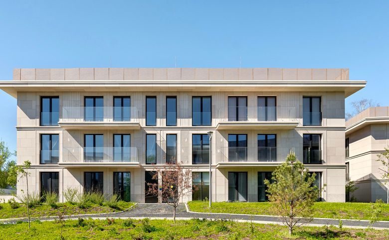 River Residences — Главный фасад с террасами первого этажа — за это в премиум-с