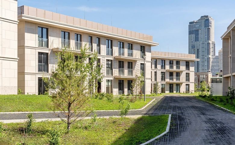 River Residences — Двор между корпусами с проездом и высотками Москва-Сити на г