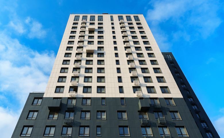 Парковый квартал СЕЛФ — Крупный план вентилируемого фасада из керамогранита с балкон