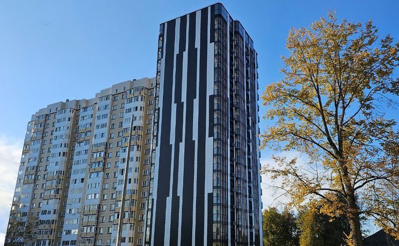 Школьный — Башня «Школьного» рядом со старой панельной застройкой — кон