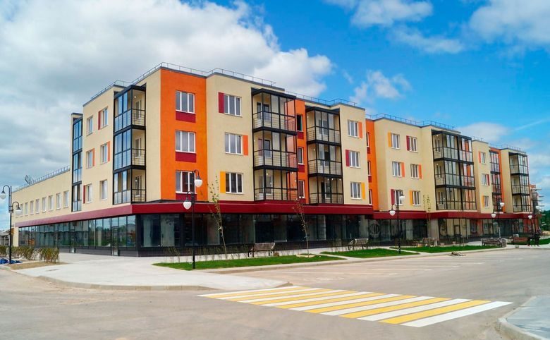 Шолохово — Угловой корпус с коммерцией на первом этаже: витражи, тёмный