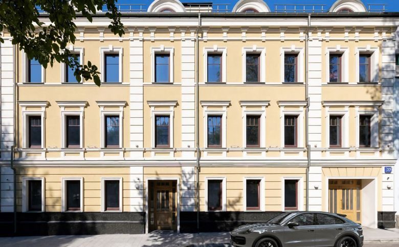 Titul на Трубной — Фасад по Трубной улице: отреставрированная штукатурка теплог