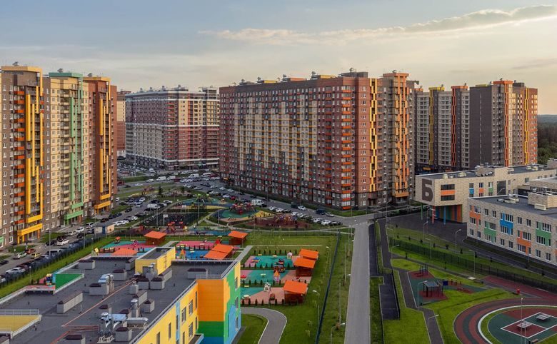 Томилино Парк — Школа и сад с цветными фасадами между корпусами, стадион. Ма