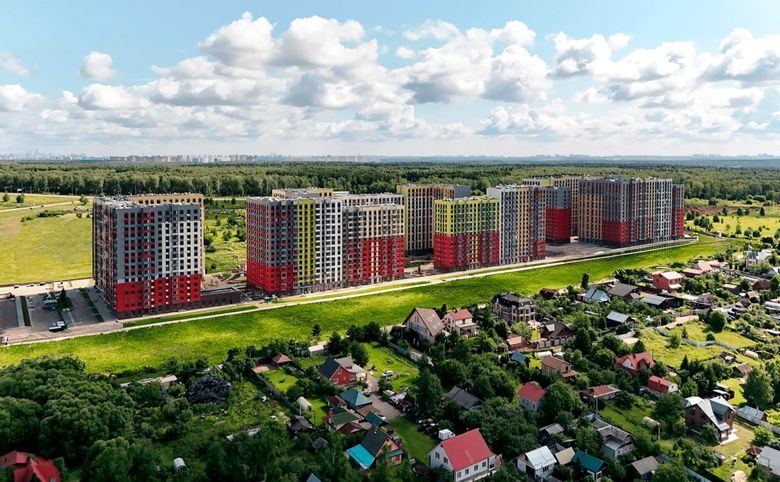 Цветочные Поляны — Честный вид сверху: цветные корпуса до 16 этажей стоят на гр