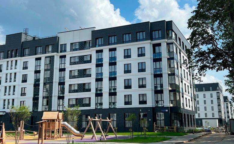 Миниполис 8 Кленов — Подъезд корпуса с детской площадкой у самого входа — видно ф