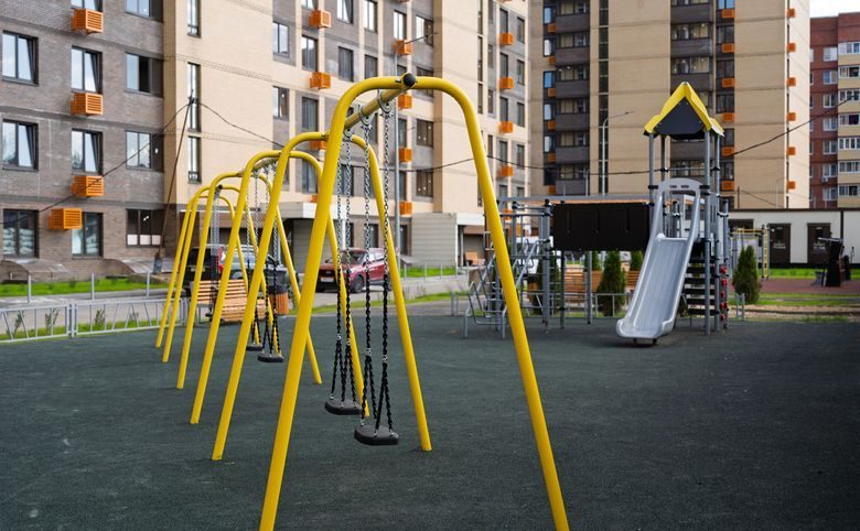 Времена года — Двор первой очереди: резиновое покрытие, качели, горка и тре