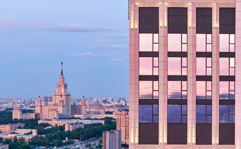 Will Towers — Фасад с подсветкой пилонов и окна в пол, за ними — главное з