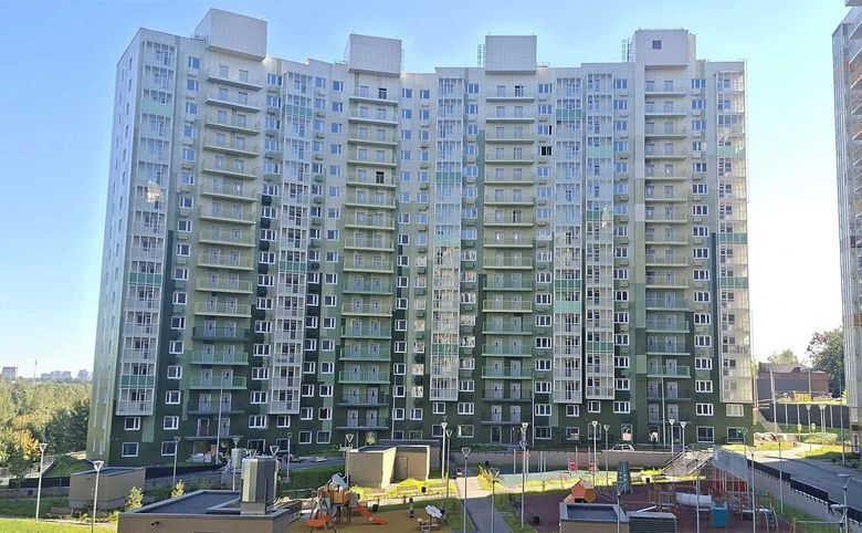 Южное Пушкино — Двор с детской площадкой прямо под окнами и вент.фасад с зел