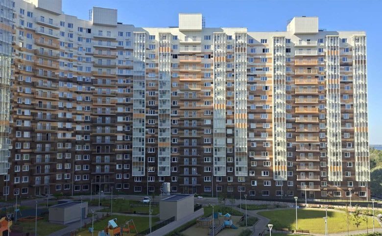 Южное Пушкино — Соседний корпус с тем же фасадом и своим двором — на части о