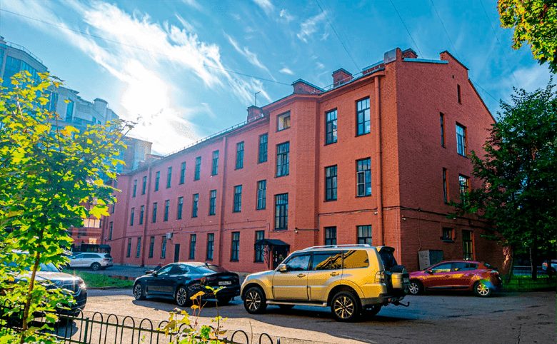 Апарт-отель 3* в Петровском пер., 4 — Двор и подъезды со стороны улицы: наземная парковка прямо у 