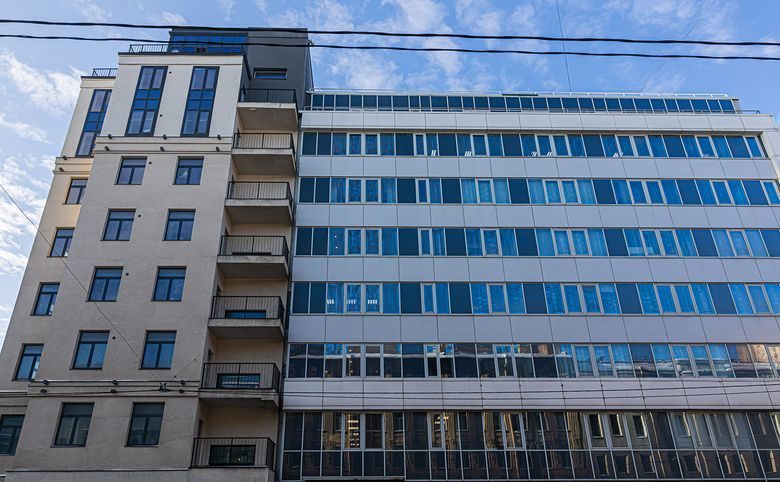 Artel 17/52 (бывш. Глер) — Разница отделки видна на стыке корпусов: балконы на штукатур