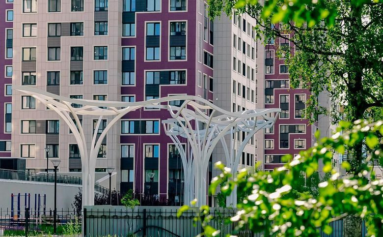 БелАрт — Дворовые арт-объекты в виде белых кованых крон на фоне фасад