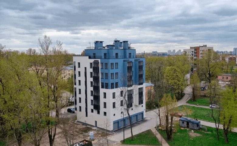 Belevsky Club — Вид на дом со двора — тот самый угол с панорамным остекление