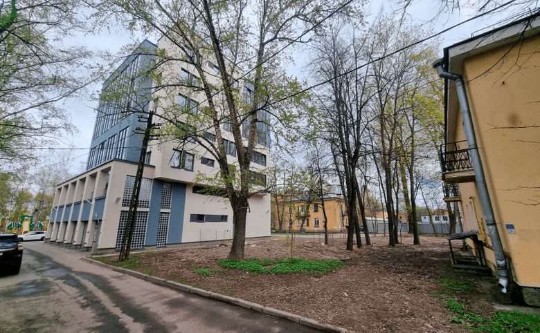 Belevsky Club — Двор и подходы к дому — благоустроенная территория с деревья
