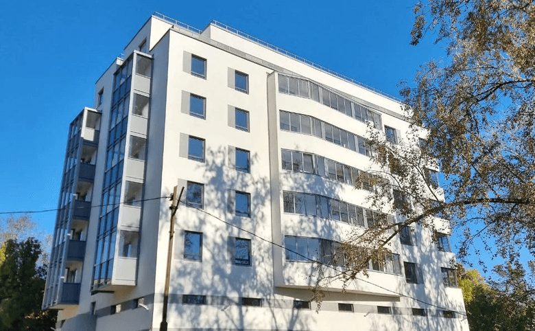 Belevsky Club — Фасад с близкого расстояния — штукатурка, чёткая геометрия о