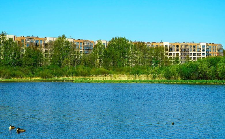 БФА в Озерках — Вдоль дома проложена благоустроенная набережная с освещением