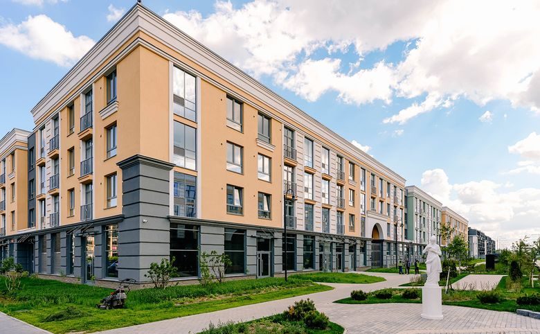 Дубровский — За что платите: угловой корпус с рустованным серым цоколем,
