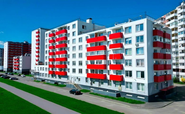 Полет — Фасад корпуса с подъездами и парковкой у дома — штукатурный