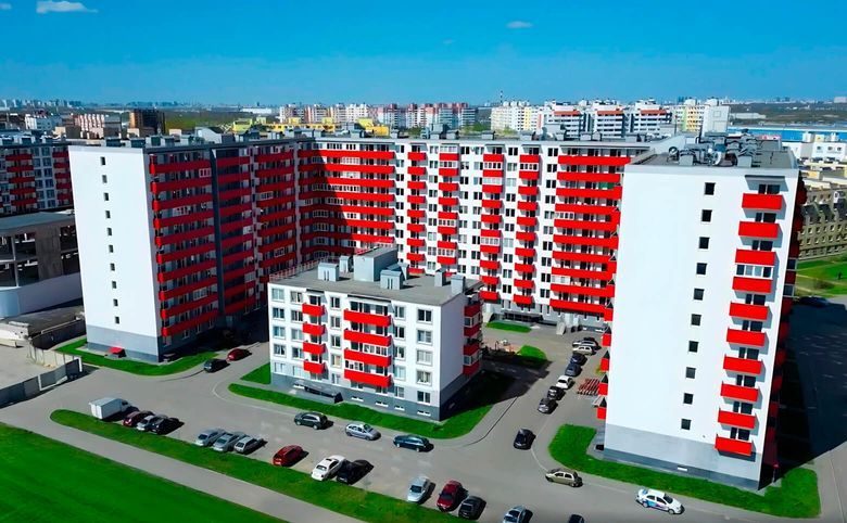 Полет — Вид сверху на дворовую территорию и паркинг между корпусами