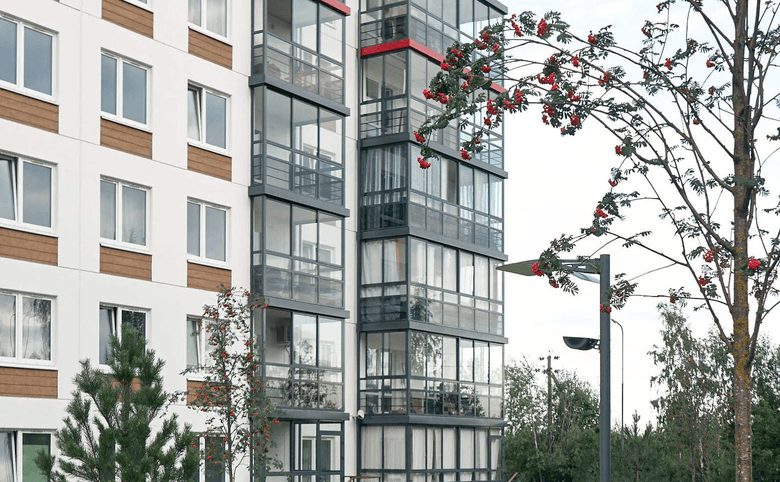 Grona Lund — Крупный план остеклённых балконов и фасадных панелей — видно