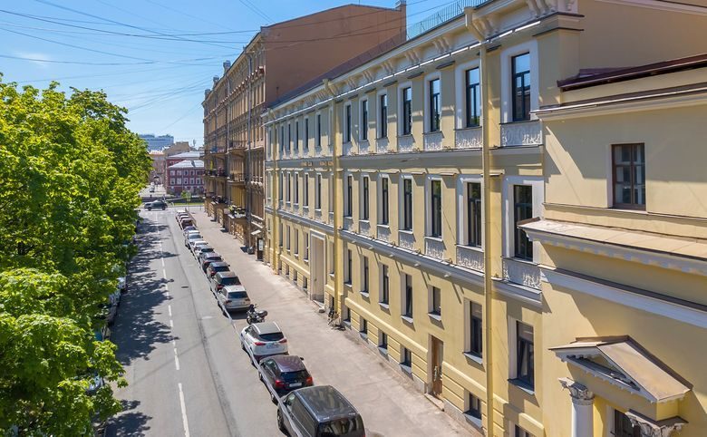 Hovard Hotel — Дневной фасад по улице Союза Печатников — кирпичный дом со ш