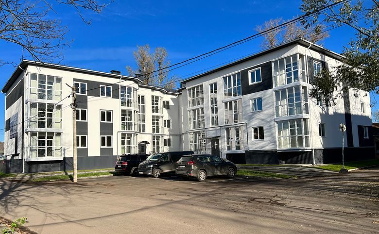 Куралева, 13 — Общий вид дома с улицы: два корпуса на одном участке, наземн