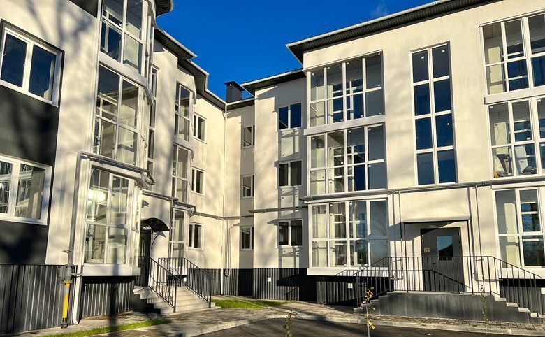 Куралева, 13 — Двор между корпусами с двумя подъездами — благоустроенное пр