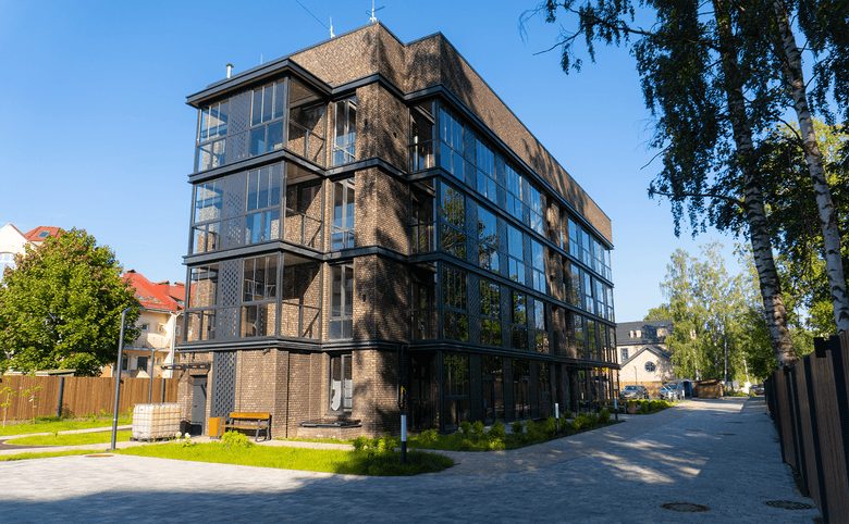Loft у Озера — Подход к дому с мощёной дорожкой, скамейками и озеленением у