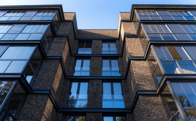 Loft у Озера — Крупный план фасада: балконы шириной 1,4–2 м расставлены зуб
