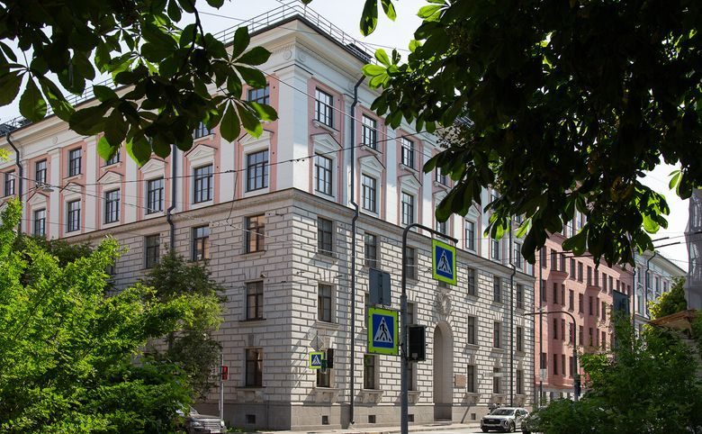 Мадонна Бенуа — Вид с улицы на исторический фасад и благоустроенный тротуар 