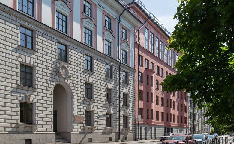 Мадонна Бенуа — Ракурс на арочный вход и декоративную лепнину над ним — дета