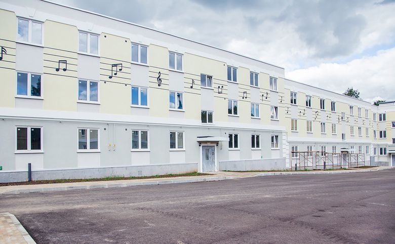 Мьюзик Парк — Три корпуса стоят единой линией вдоль дороги — заезд, тротуа