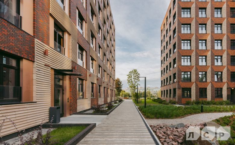 Neva Haus — Проход между корпусами: тротуарная плитка, газоны без машин,