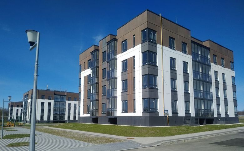 Эко квартал Новая Дубровка — Отдельные остеклённые шахты лестниц и лифтовых холлов видны