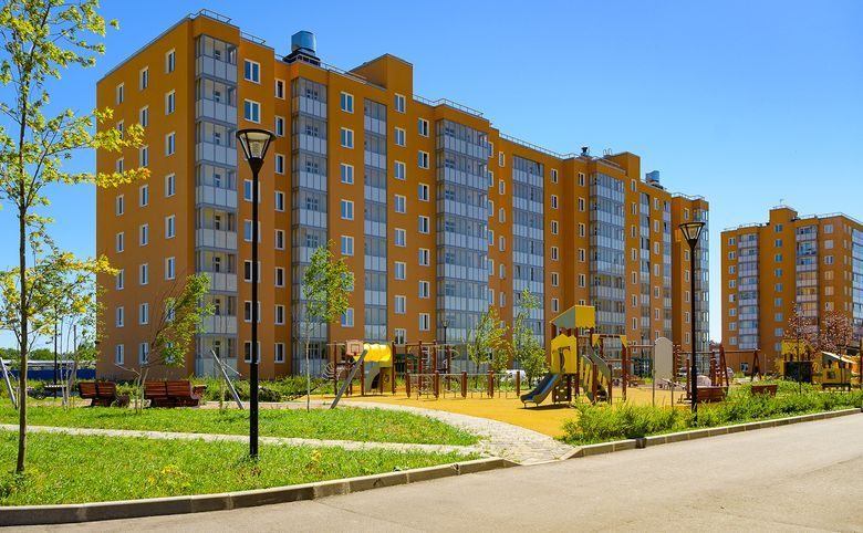Ново-Антропшино — Двор с детской площадкой у одного из сданных корпусов — за э