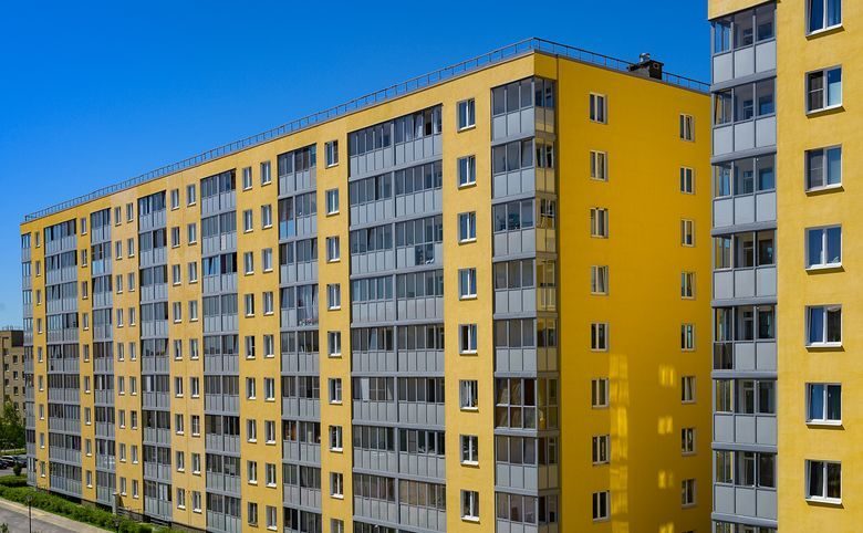 Ново-Антропшино — Фасад корпуса крупным планом — остеклённые лоджии на всю выс