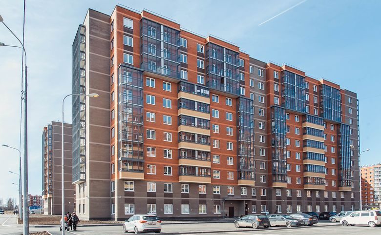 Новое Колпино — Фасад в реальности: облицовочный кирпич в два оттенка, остек
