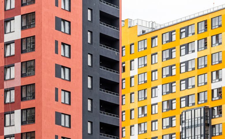 ЦДС Новосаратовка. Город Первых — Фасад крупным планом: сочетание тёмной вставки и ярких панел