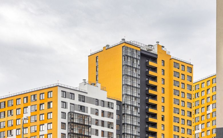 ЦДС Новосаратовка. Город Первых — Фасад со стороны двора: ровные плоскости стен без лишних выс