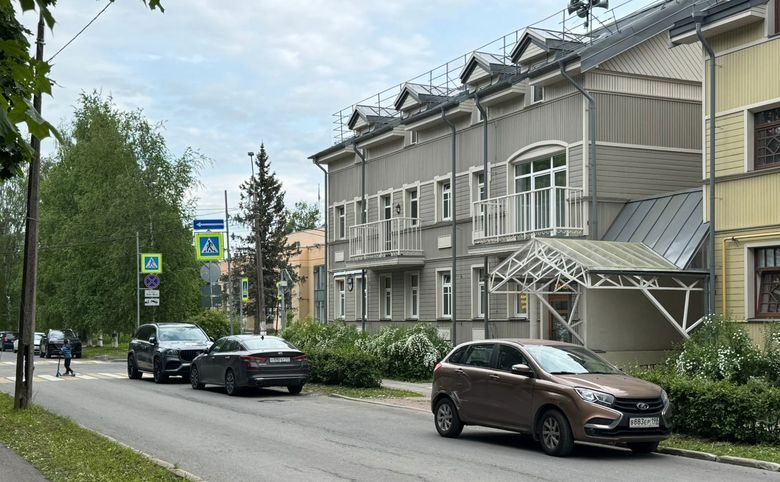 Патриот — Вид с улицы: дом стоит в плотной исторической застройке Павл