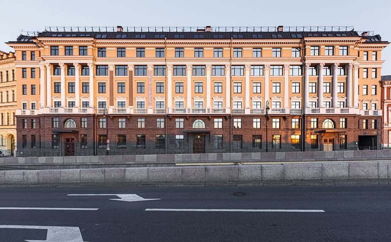 Приоритет — Парадный вход с гранитной набережной перед домом: два подъез