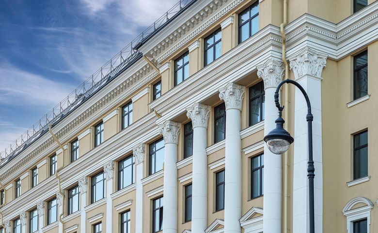Приоритет — Деталь фасада крупным планом: коринфские колонны и лепной де