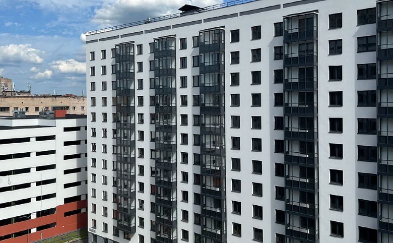 Руднева, 15 — Светлый корпус с той же сеткой окон и слева — тот самый отде