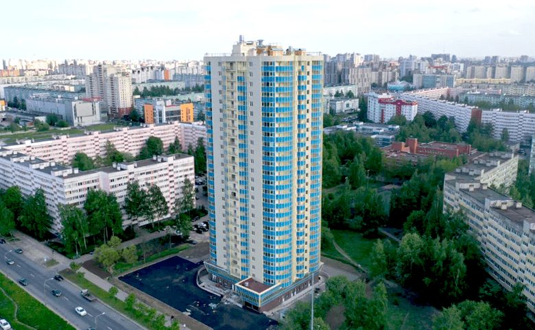 Шуваловский Park — Первый этаж под остеклённым навесом отдан коммерции, вокруг 