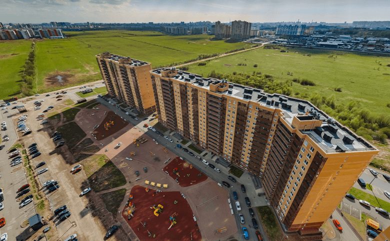 Стороны Света — Реальное фото с дрона: два сданных корпуса, два двора с детс
