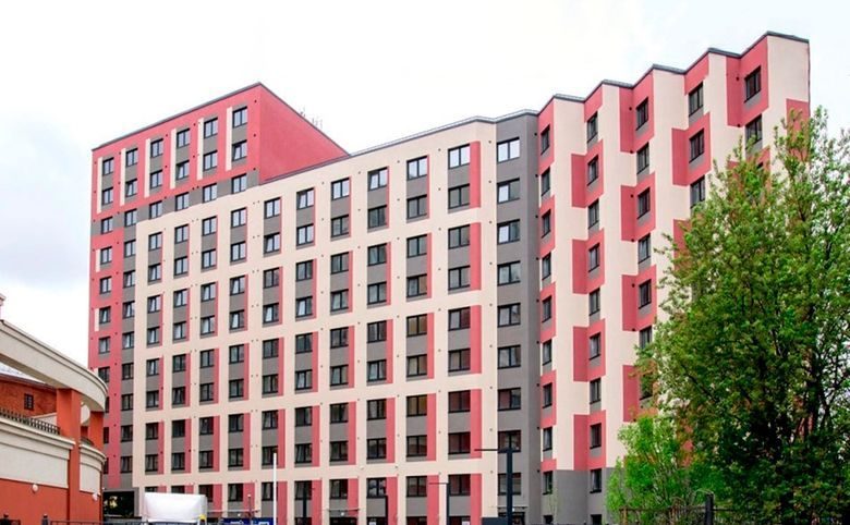 ARTSTUDIO MOSKOVSKY — Уличный фасад: первые этажи отданы под ресепшн, лобби, ресто