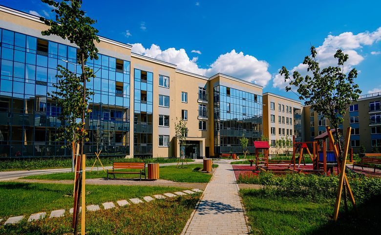 Любоград в Стрельне — Панорамное остекление коммерческих помещений на первом этаже