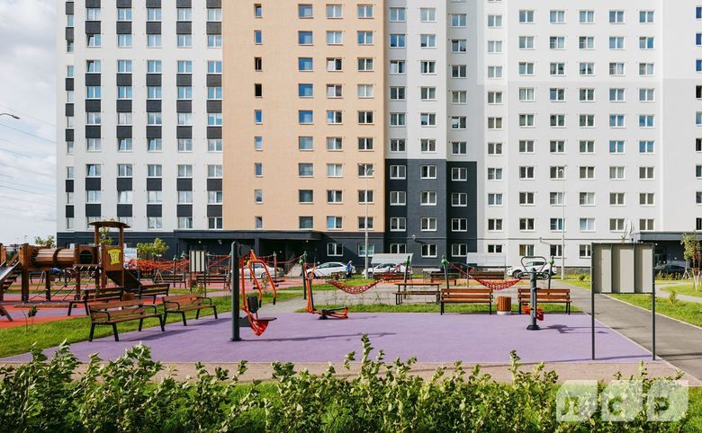 Цветной город — Реальное фото сданного двора, не рендер: резиновое покрытие,