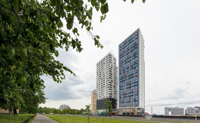 Vertical Московская — Вид от парковой дорожки в сторону дома: зелень и пешеходный
