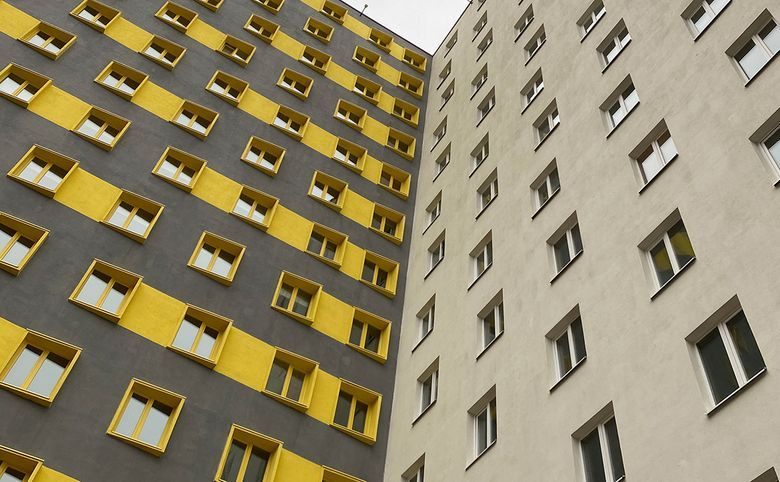 Vertical Лесная — Фасад крупным планом снизу — чередование жёлтых оконных рам 